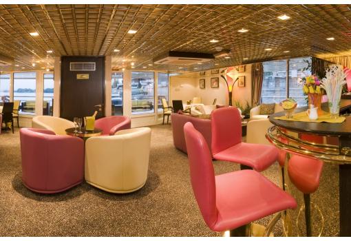 El Salón Principal tiene un surtido Bar y grandes ventanales